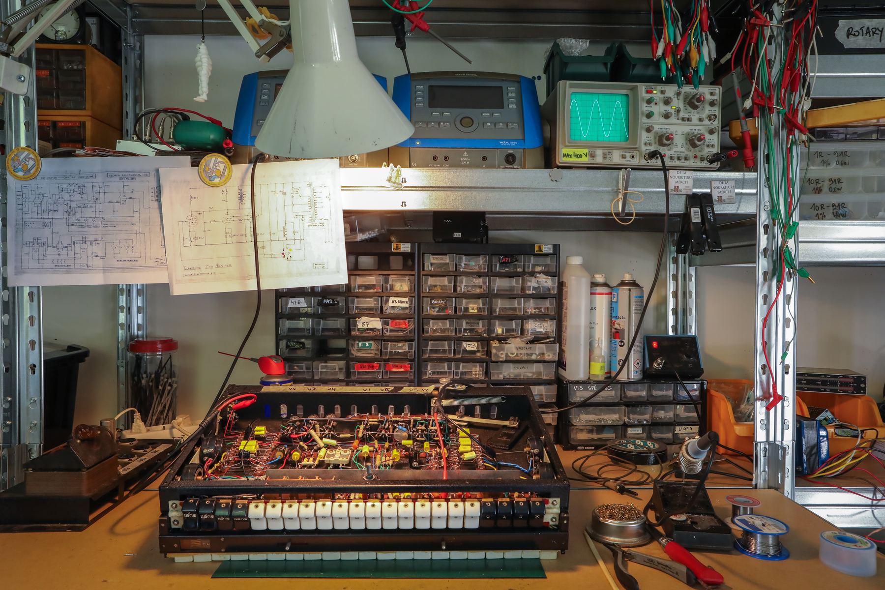 Workshop atelier électronique electronics audio custom taller fabrication réparation oscilloscope GBF générateur outils tools croc clips crocodile clips pince croco vintage parts hardware soldering soudure iron fer aluminium
